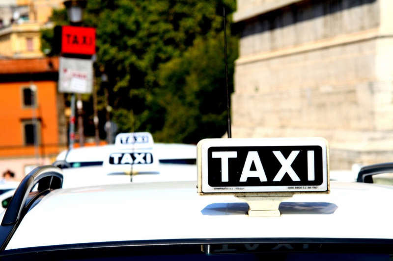 taxis-PONTEVES-min_taxi_auto_rome_road_white-1051610